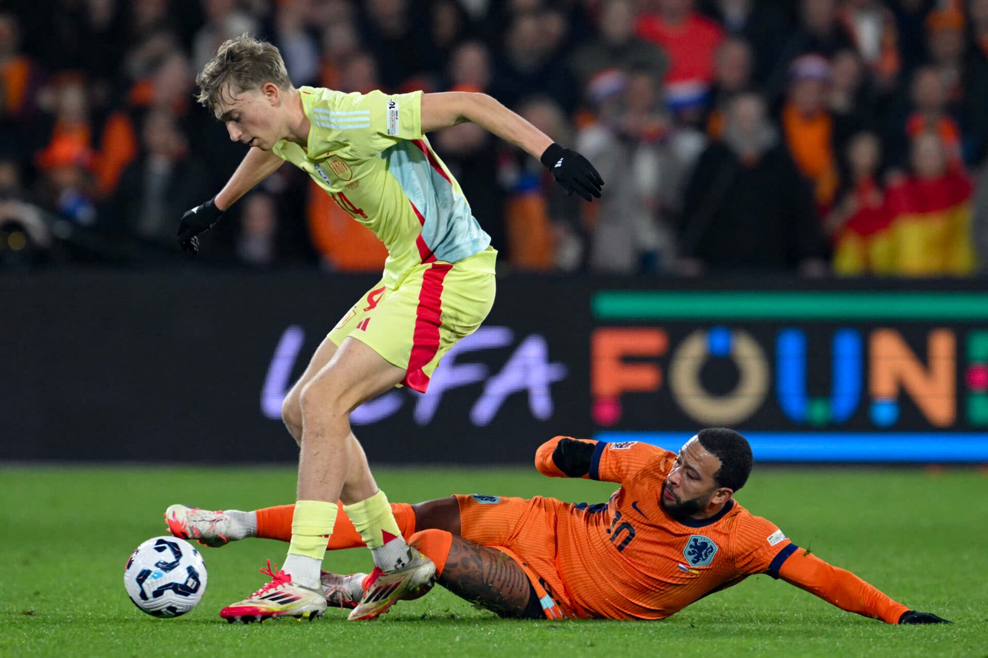Espanha marca no fim e empata com Holanda pela Nations League