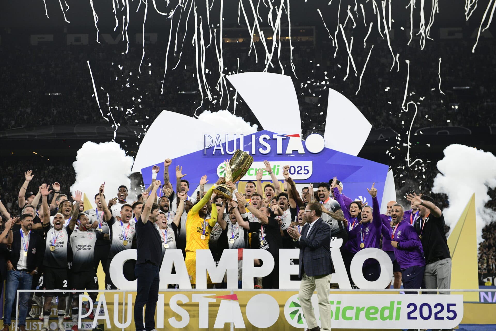 Corinthians evita tetra do Palmeiras e é campeão paulista após 6 anos