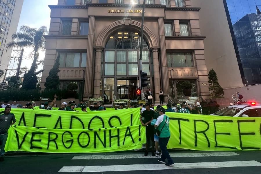 Torcida protesta contra SAF do Coritiba no escritório de Roberto Justus