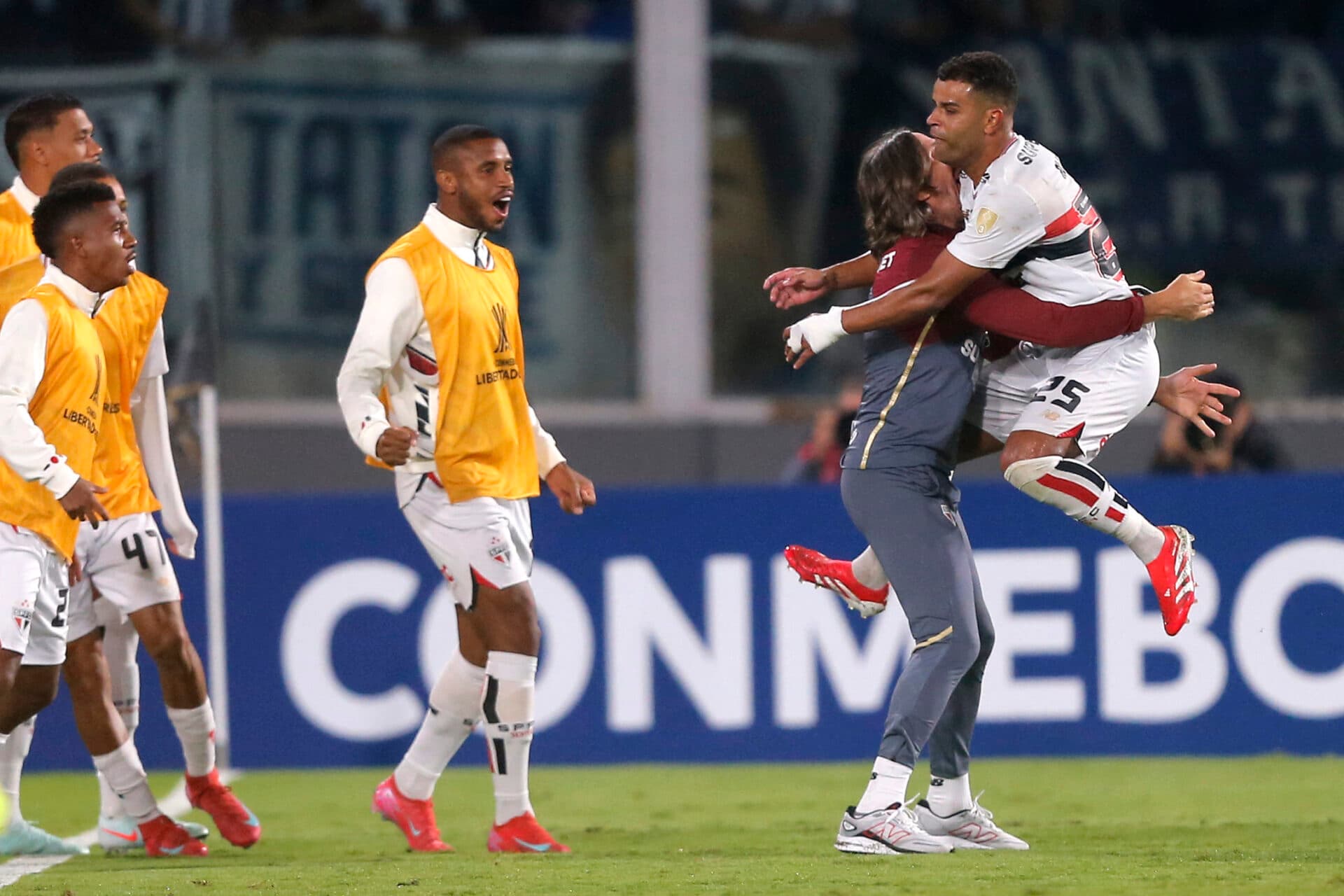São Paulo vence Talleres e esfria pressão sobre Zubeldía