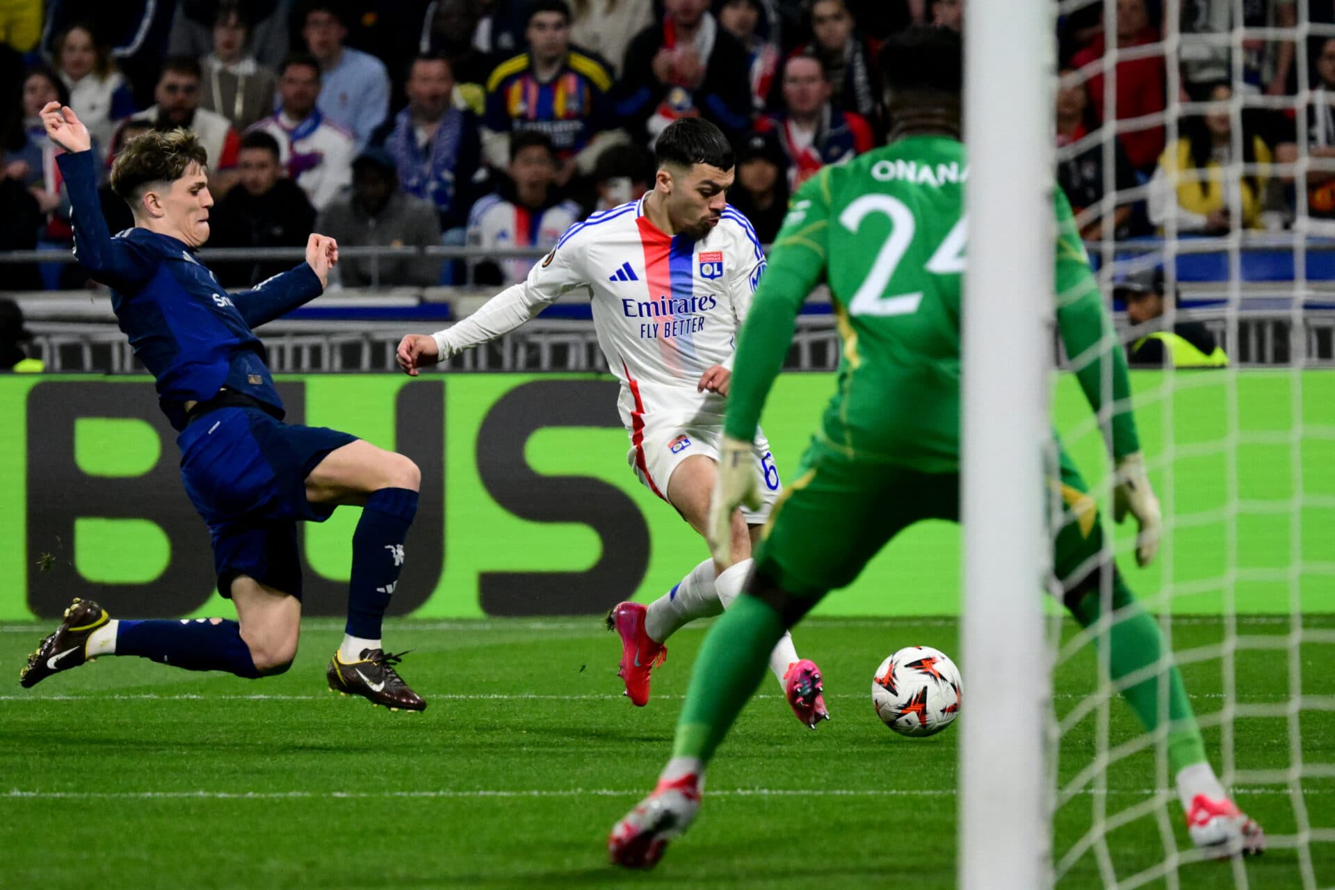 Onana falha na Liga Europa e Manchester United cede empate ao Lyon