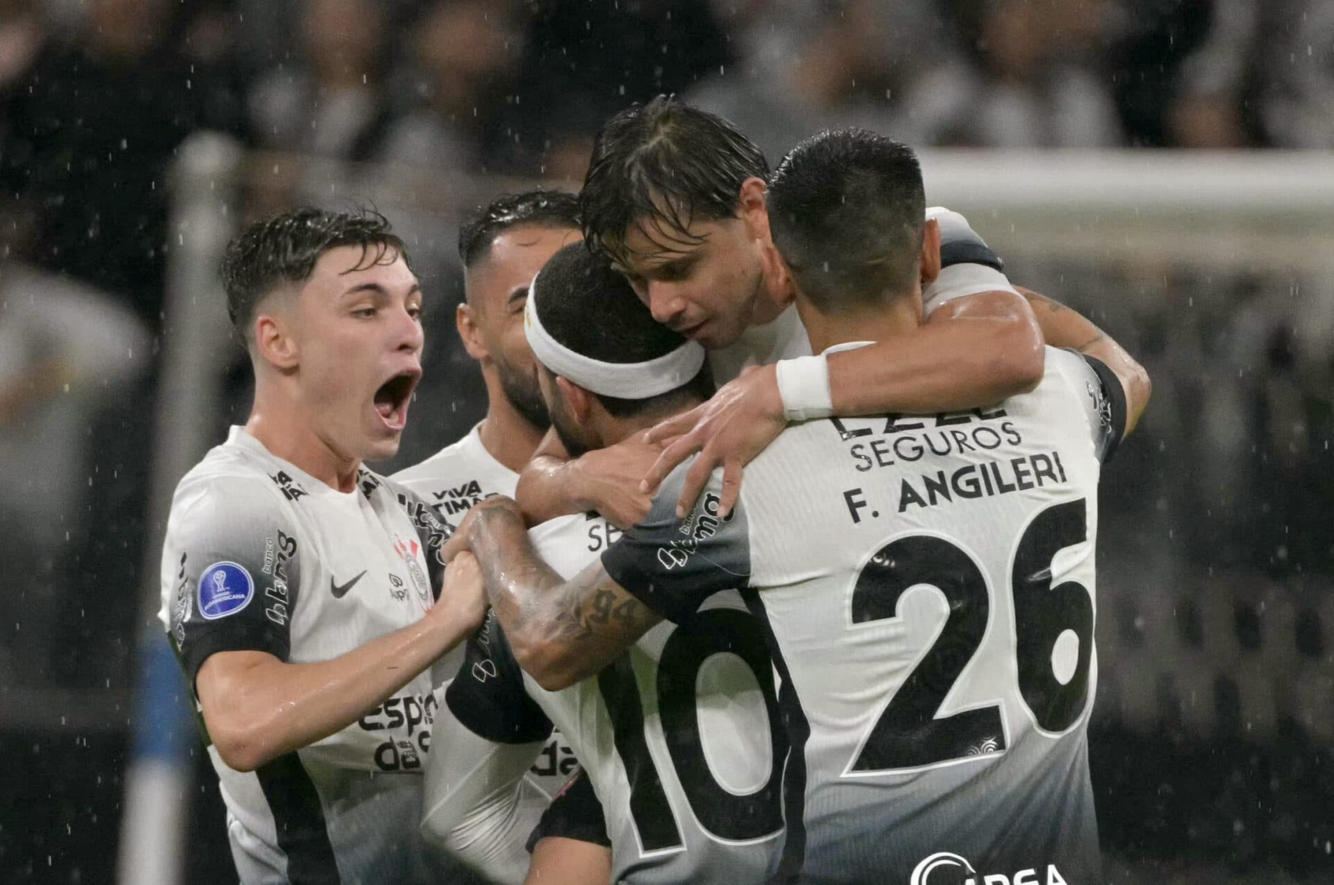 Corinthians se recupera de expulsão e vence o Racing em decisão da Sula