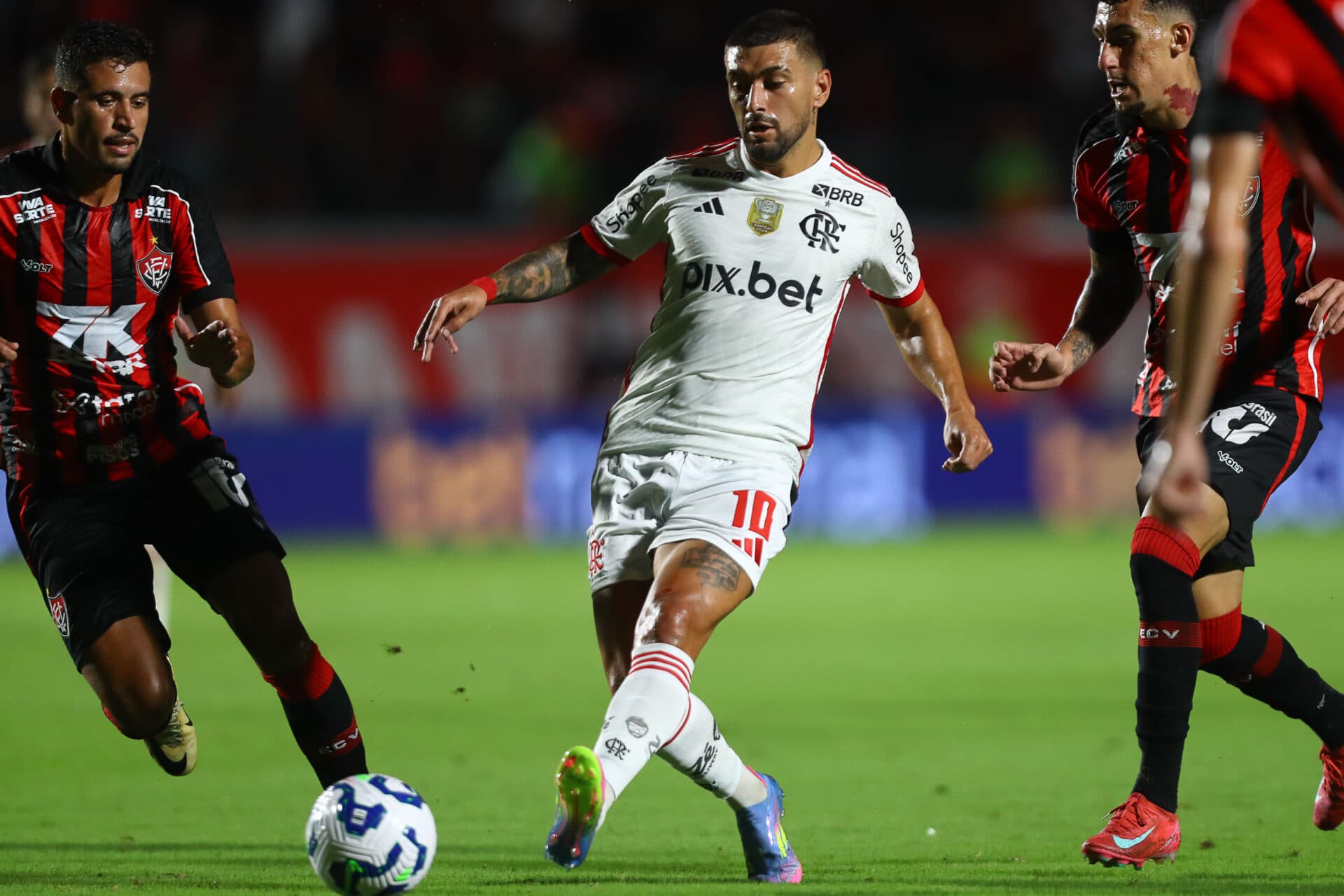 Flamengo marca no final e bate o Vitoria no Barradão