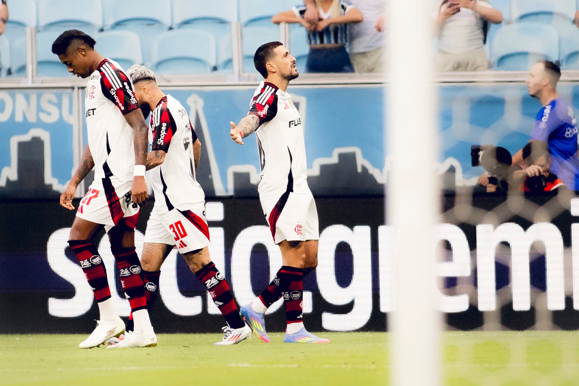 Arrascaeta brilha, e Flamengo vence o Grêmio e assume a liderança