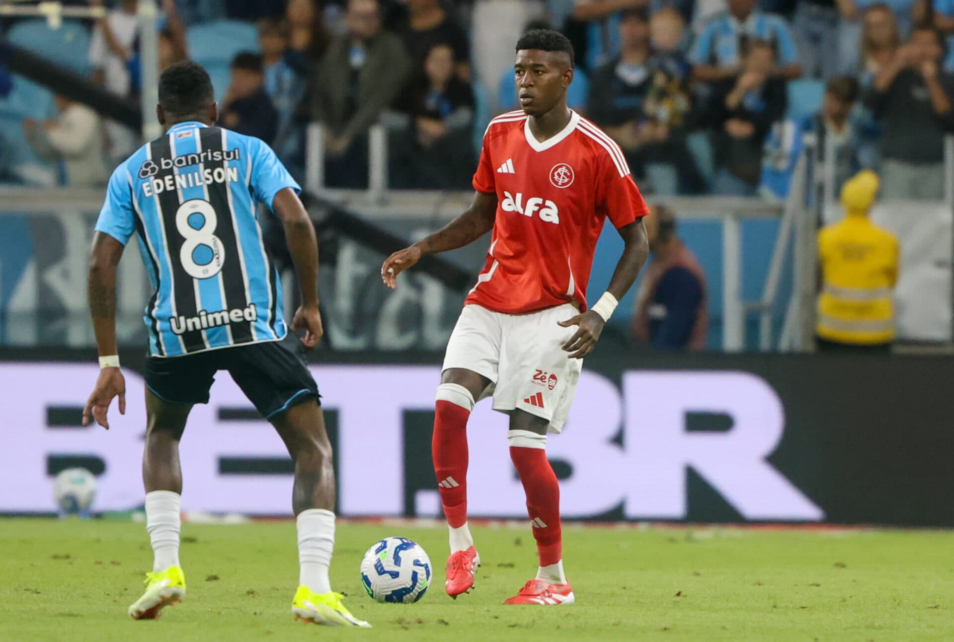 Grêmio e Inter empatam clássico com polêmica de arbitragem