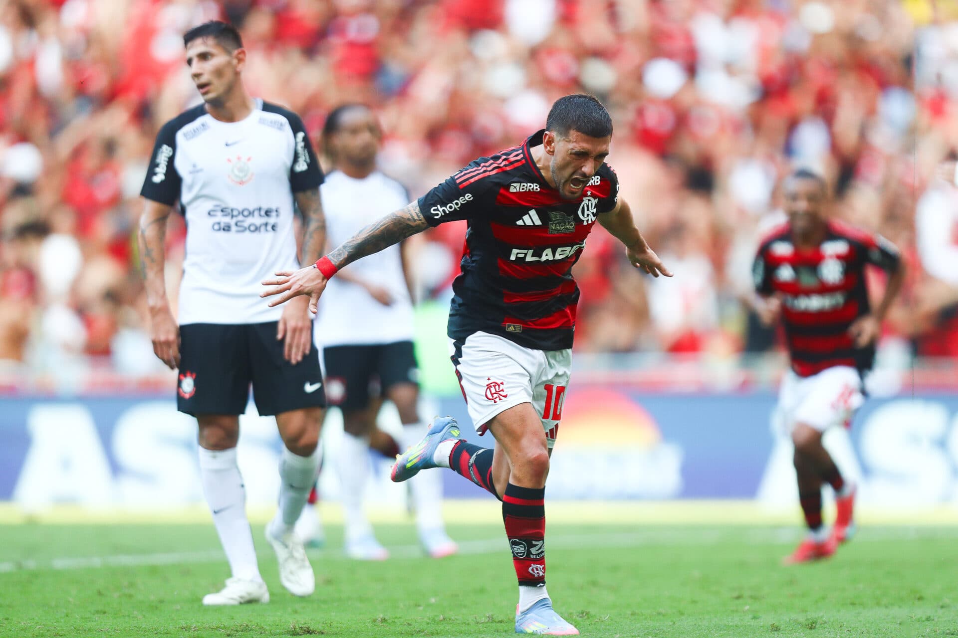 Flamengo goleia o Corinthians com ‘olé’ e festa em Maracanã lotado