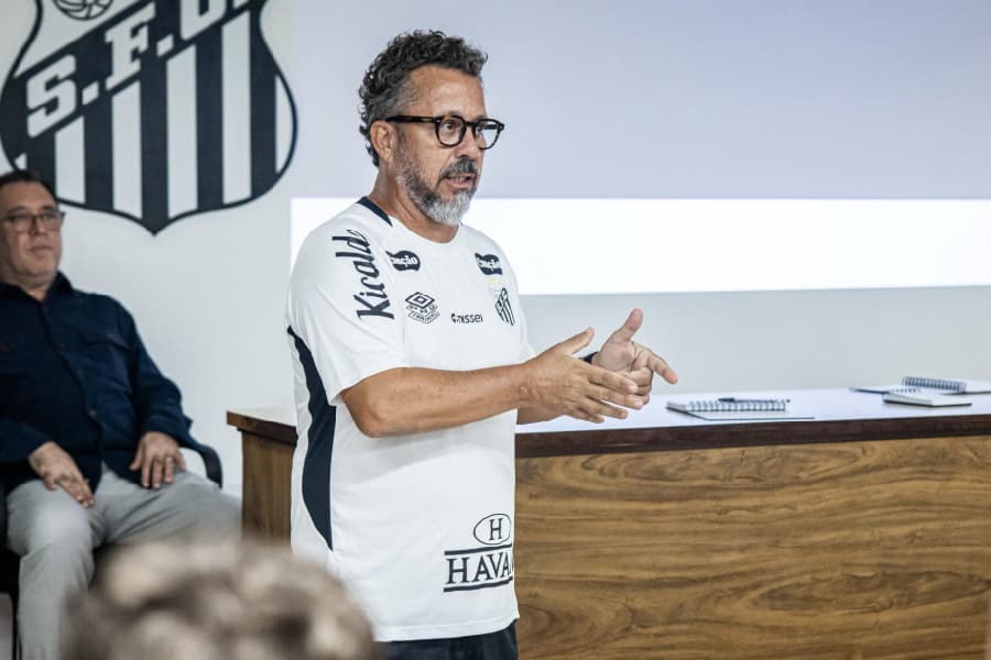 Santos anuncia técnico Cléber Xavier até dezembro de 2025