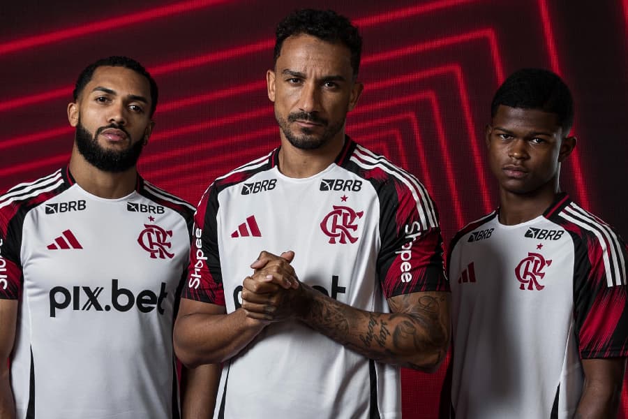Flamengo lança segundo uniforme para a temporada 2025