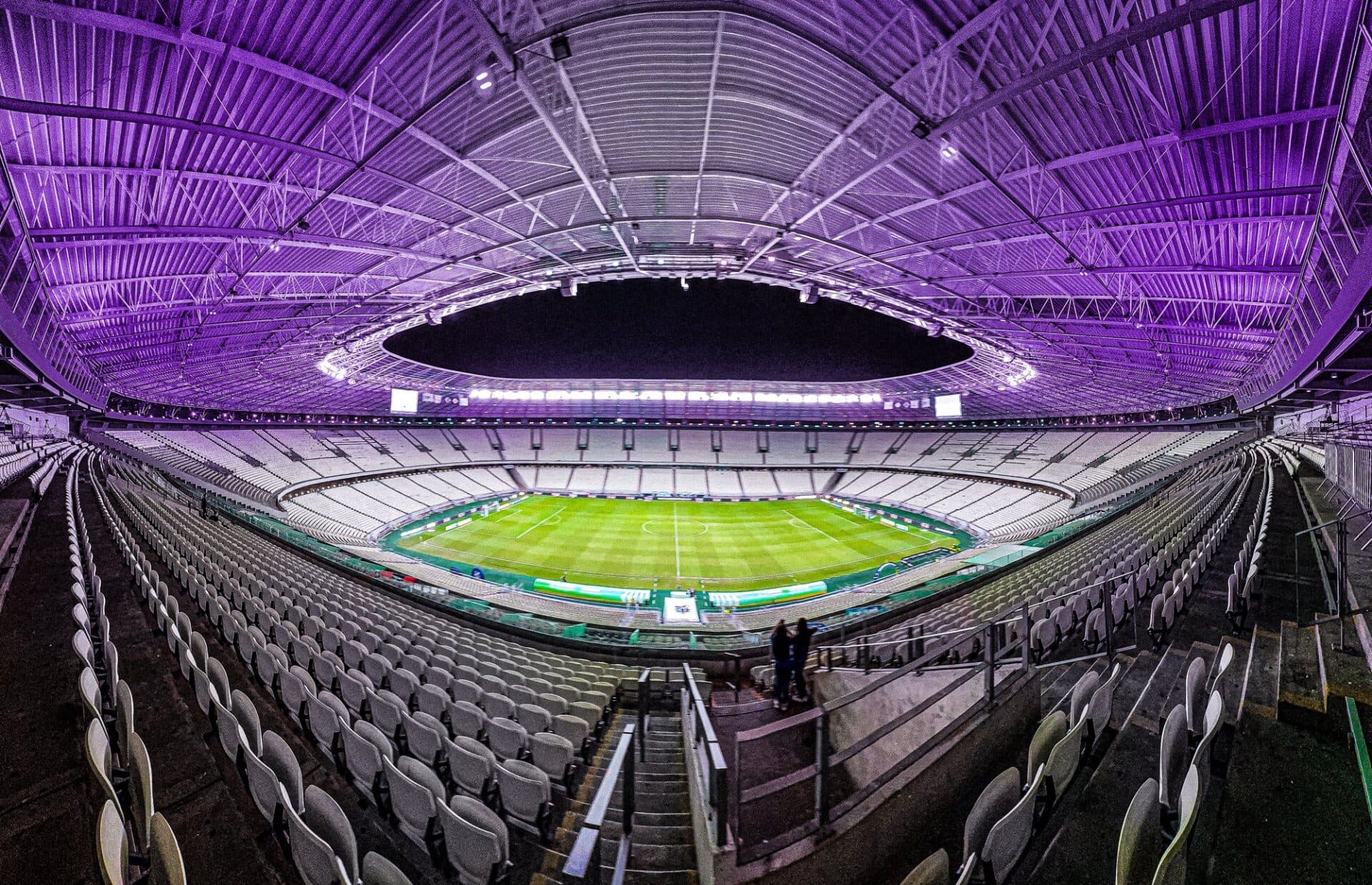 Ceará bate o Vasco no Castelão e cola na liderança do Brasileirão