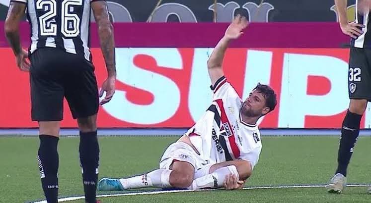 Calleri rompe ligamento do joelho e pode voltar só em 2026