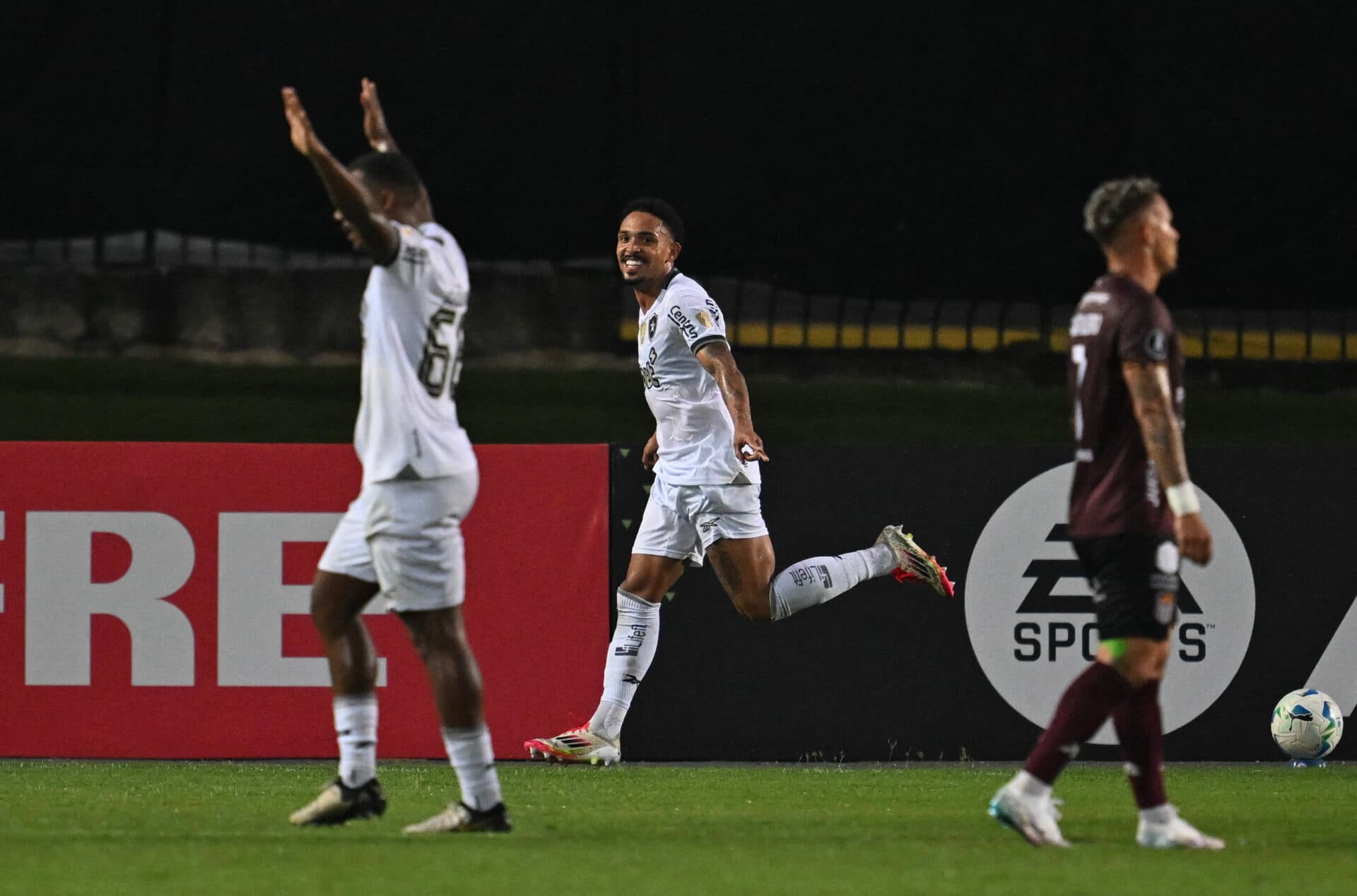 Botafogo sofre contra o Carabobo, vence e respira na Libertadores