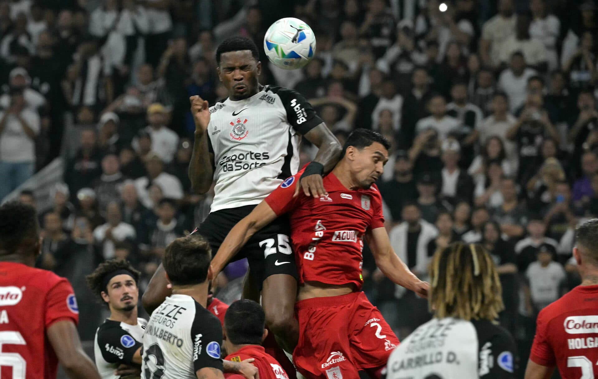 Corinthians empata com América de Cali e se complica na Sul-Americana