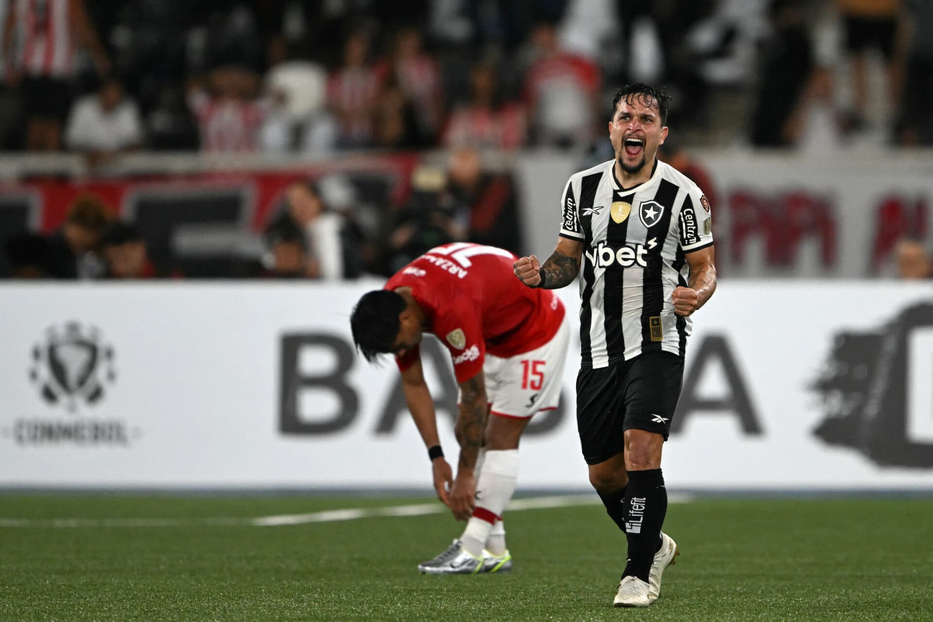 Botafogo leva susto, mas bate o Estudiantes e segue vivo na Libertadores