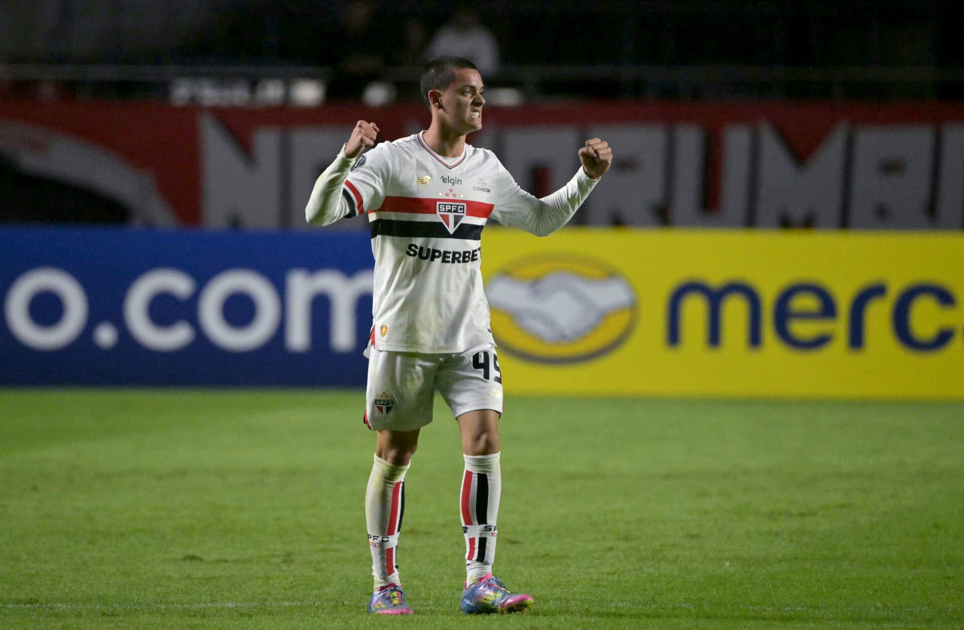 São Paulo supera expulsão e busca empate contra Libertad com brilho de Cotia