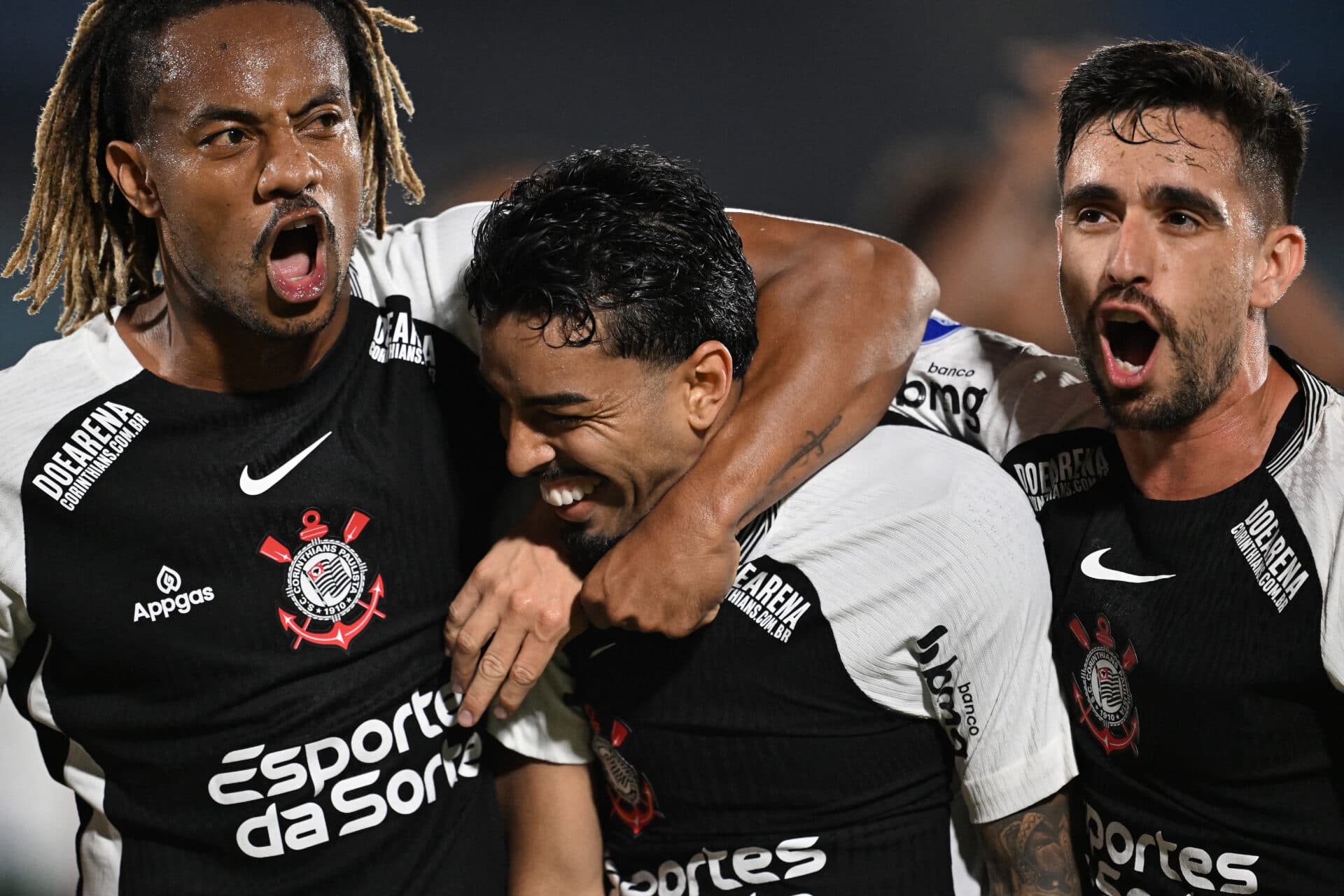 Corinthians supera o Racing-URU e a si mesmo para seguir vivo na Sul-Americana