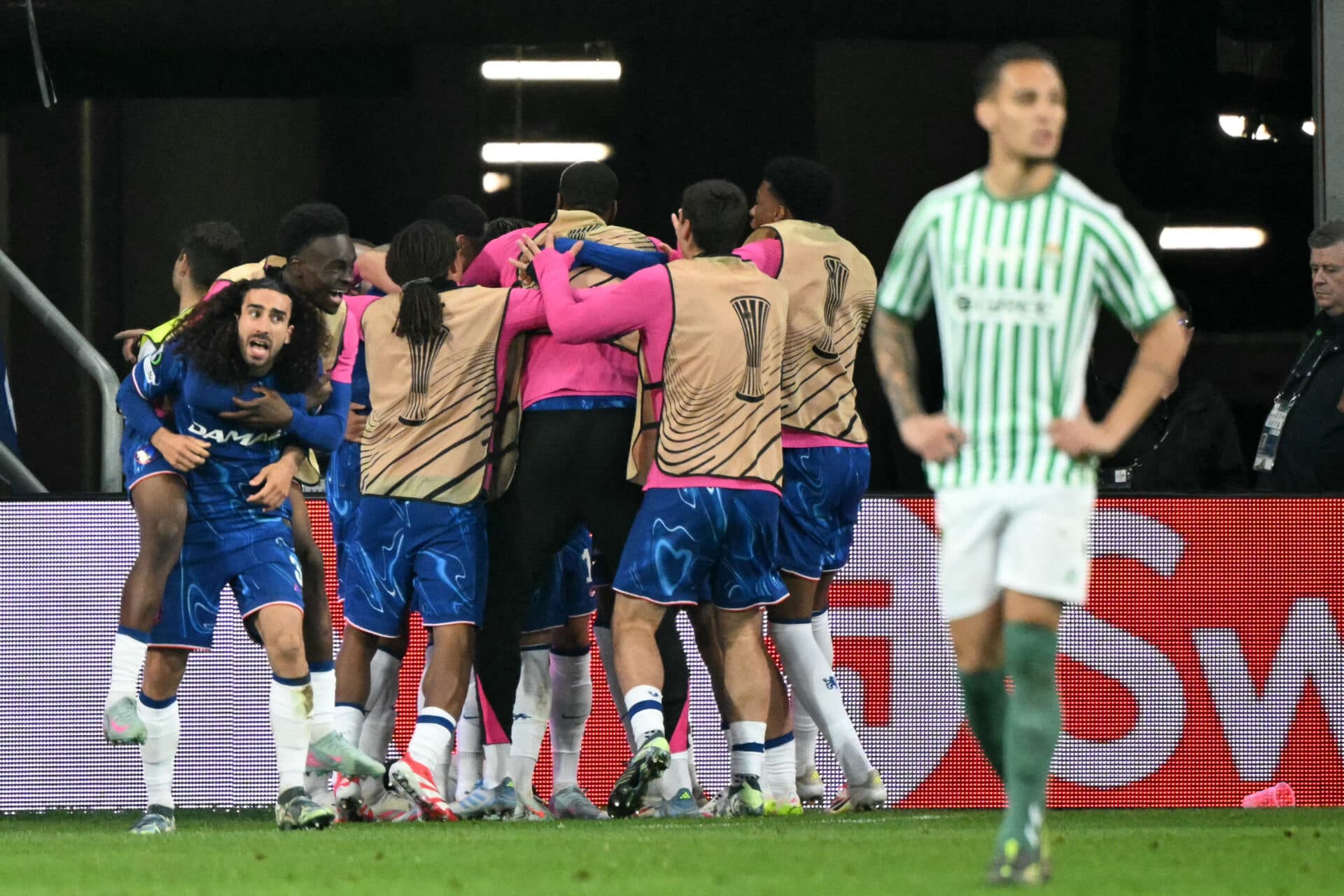 Palmer decide, Chelsea vira sobre o Betis e fica com título da Conference