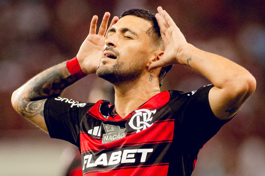 Flamengo vence o Bahia no Maracanã e segue na corrida pela liderança