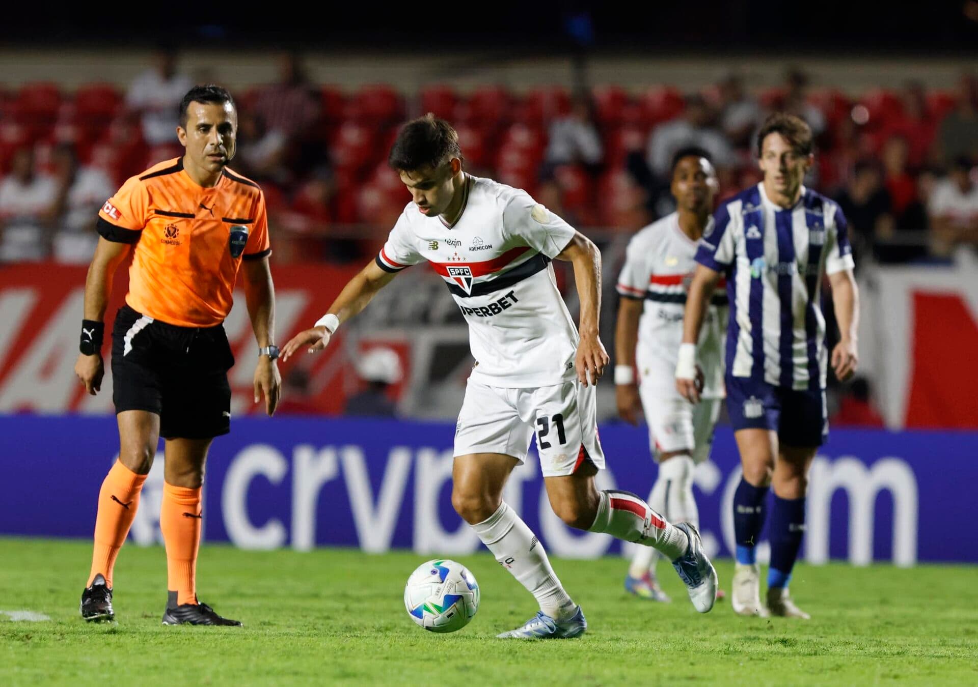 Bobadilla diz ter sido ofendido primeiro, mas se desculpa: ‘Reagi mal’