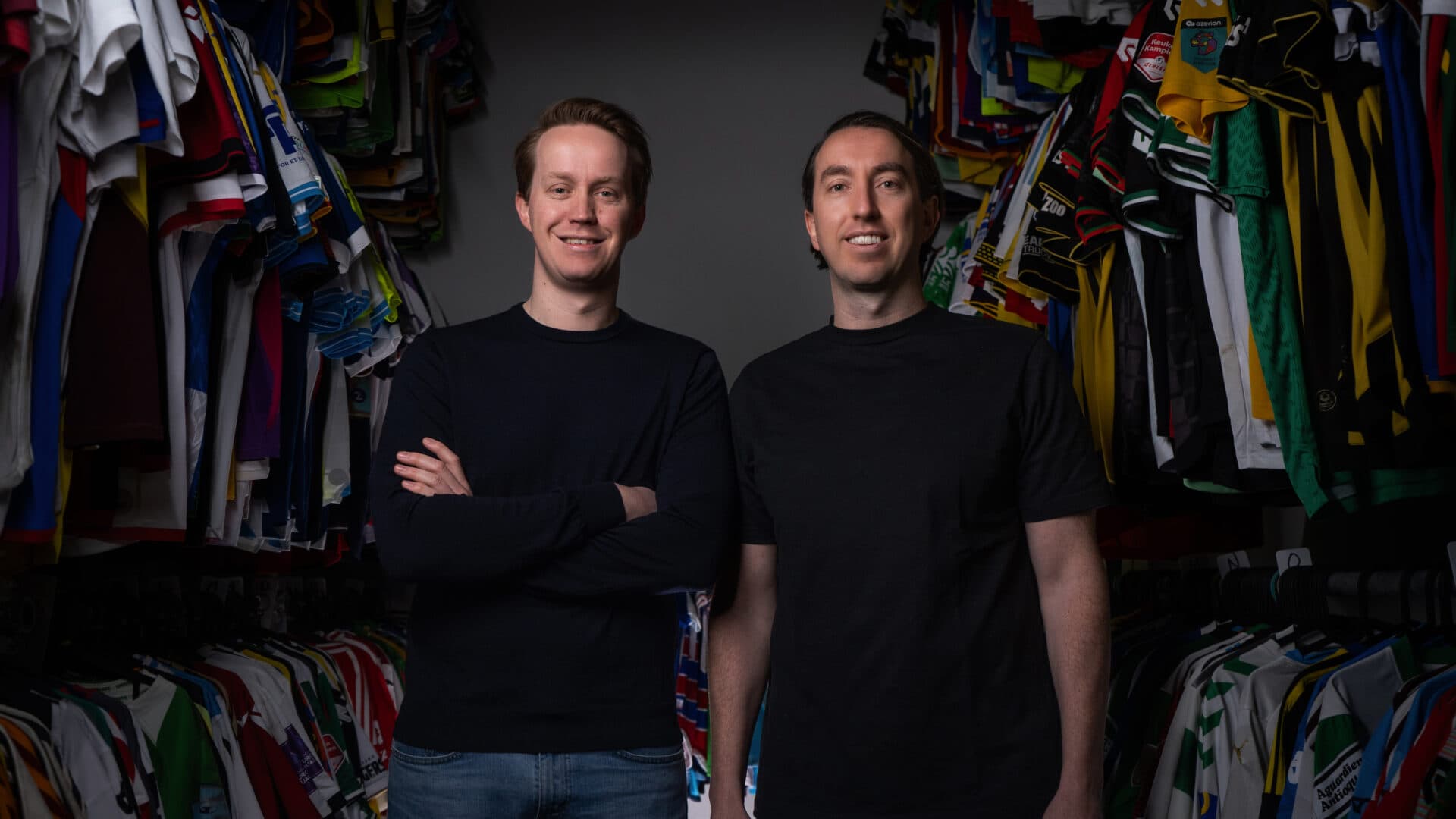 Irmãos abandonam advocacia para faturar alto com camisas de futebol