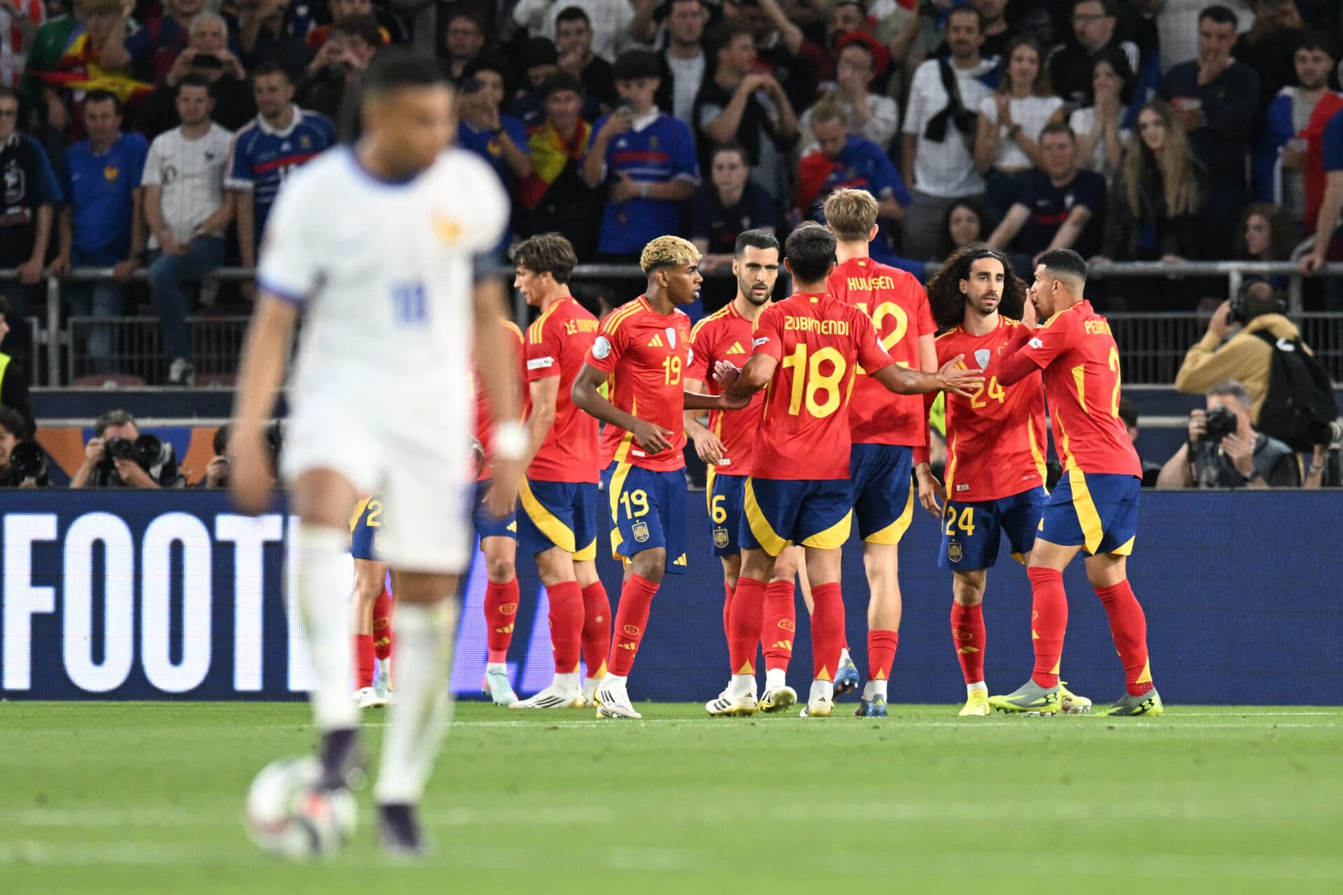 Espanha vence França em jogo de 9 gols, e vai à final da Nations com Portugal