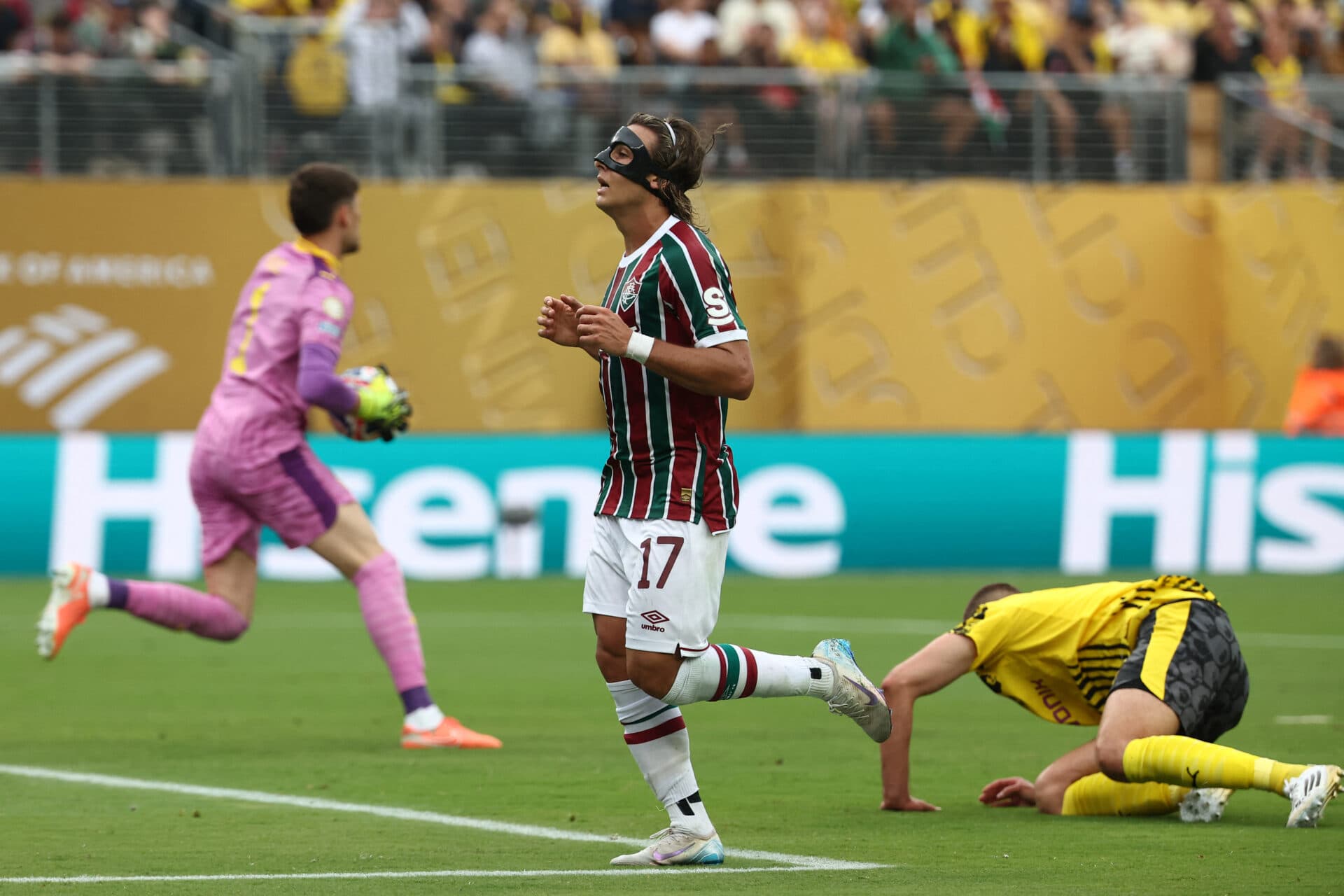 Fluminense domina, mas fica no empate com Dortmund em estreia no Mundial