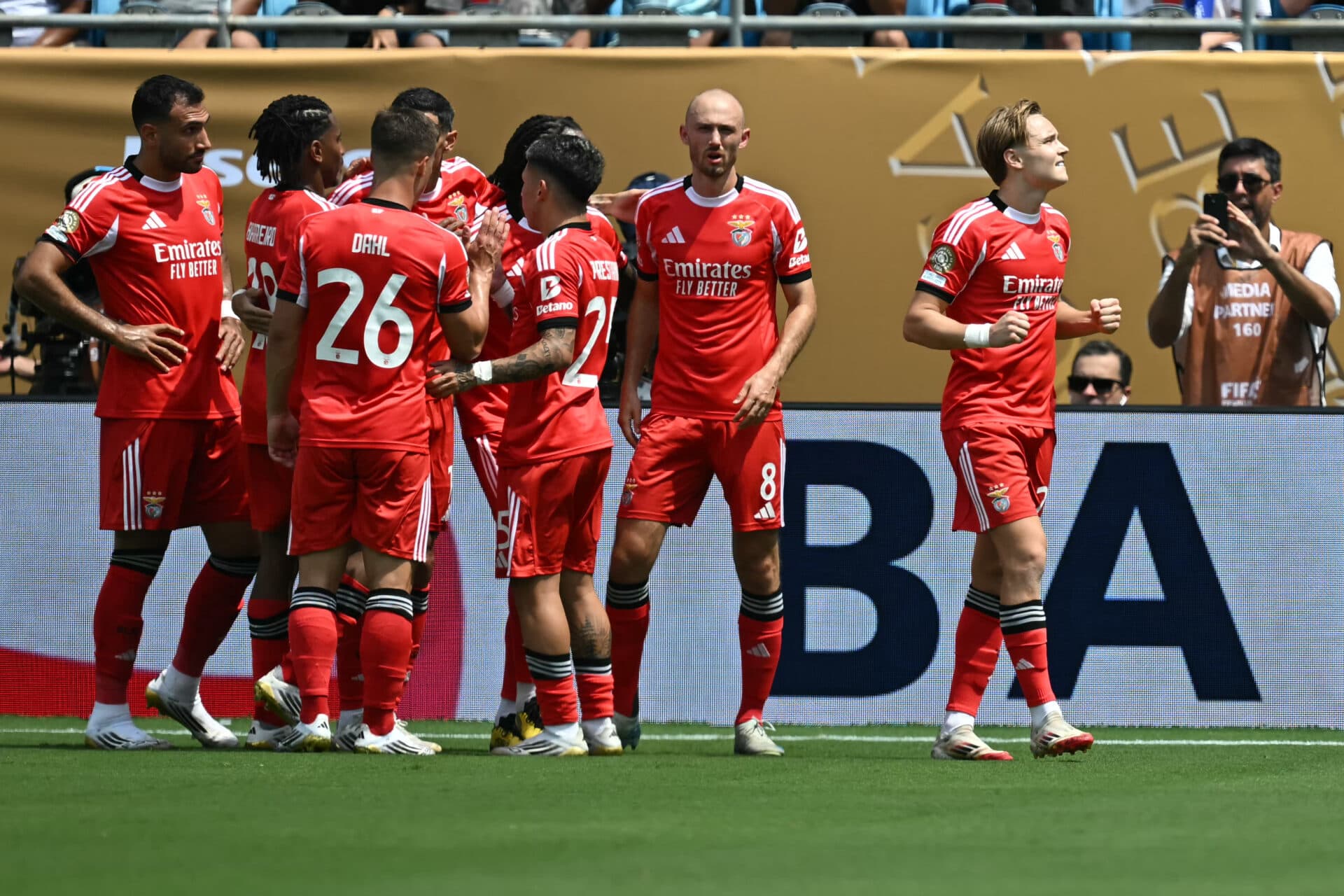 Benfica vence Bayern e põe alemães no caminho do Flamengo nas oitavas