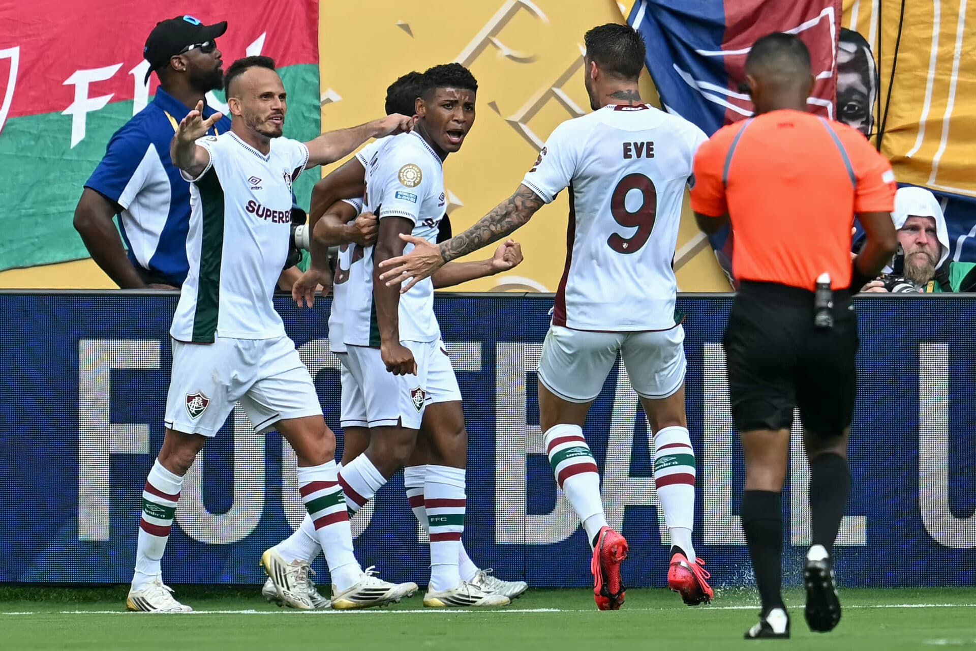 Fluminense segura pressão, vence a Inter e chega às quartas do Mundial