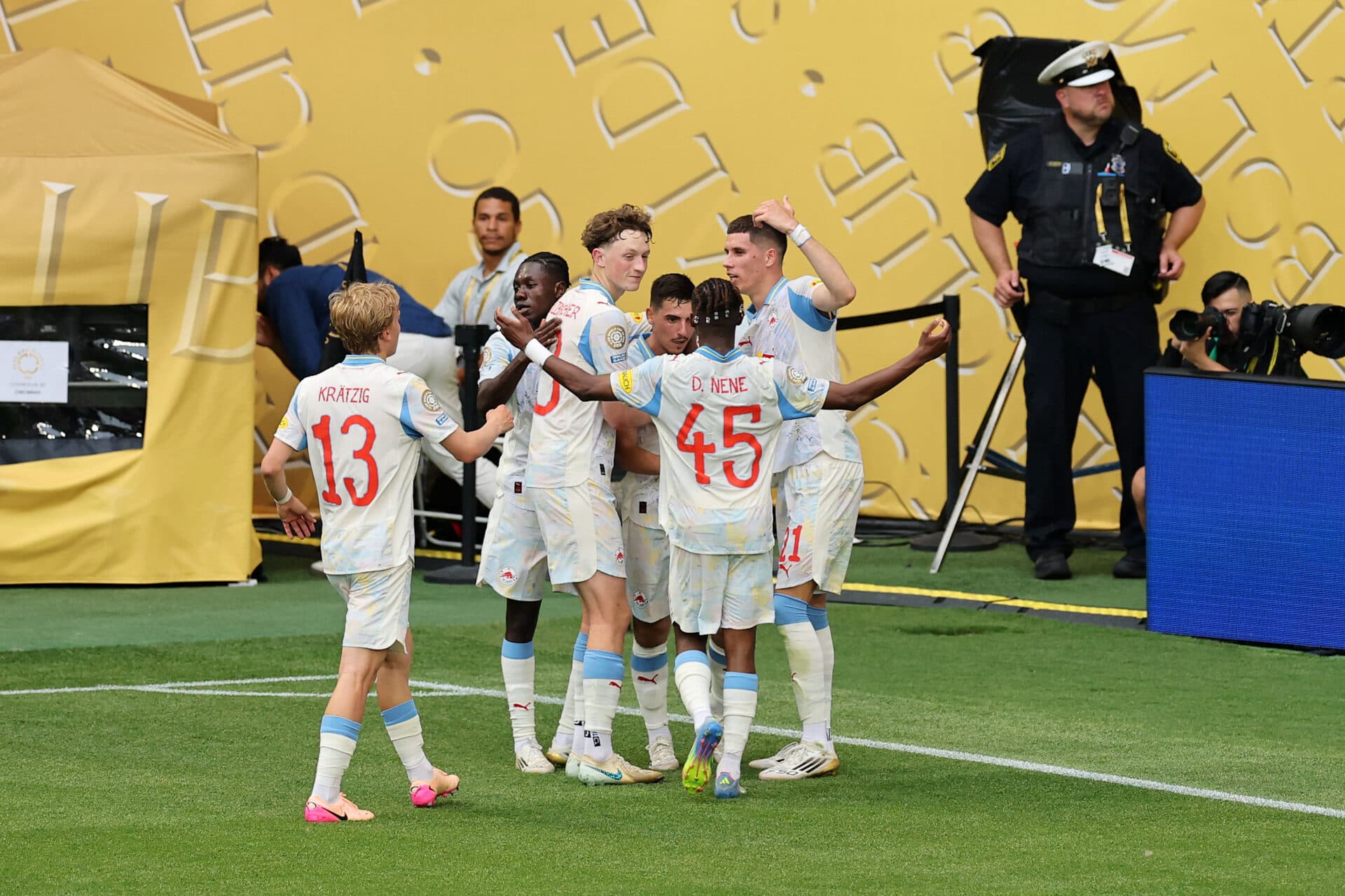 Em jogo marcado por paralisação, RB Salzburg vence Pachuca pelo Mundial