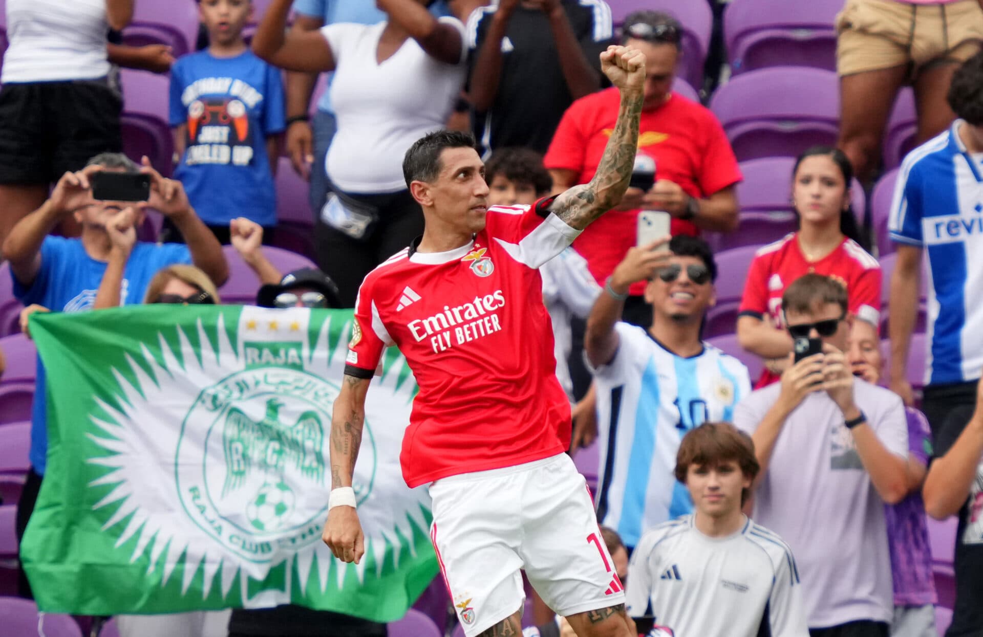Di María decide e Benfica goleia Auckland em jogo com longa paralisação