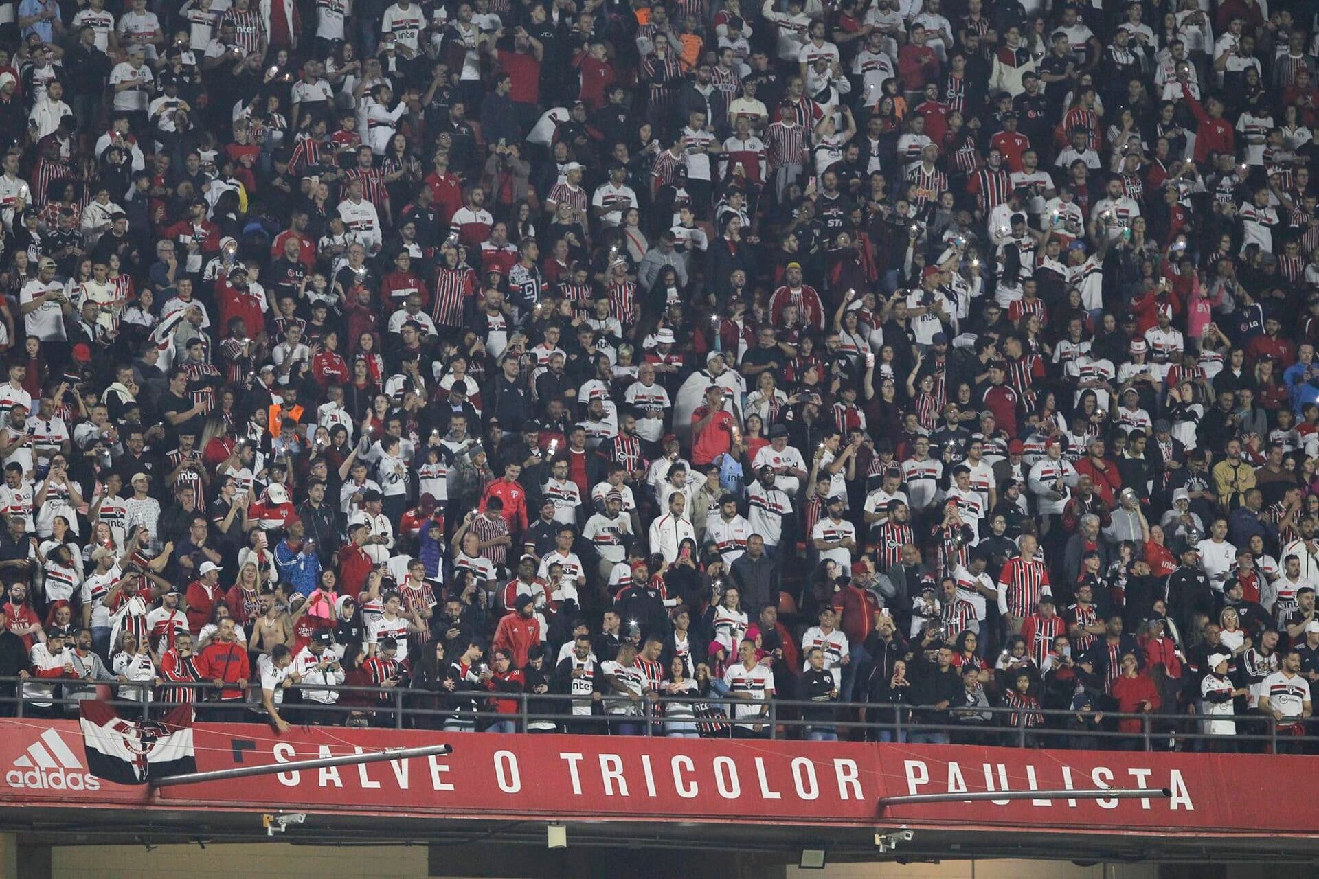 Pesquisa aponta torcida do São Paulo abrindo vantagem sobre a do Palmeiras