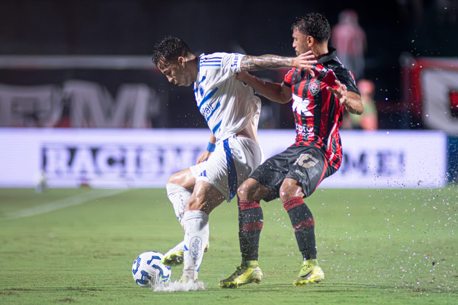 Chuva atrapalha, Cruzeiro empata com Vitória e desperdiça liderança