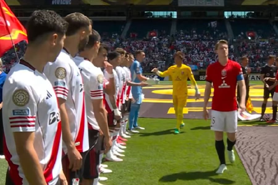 Capitão do Urawa pede desculpas após ignorar jogadores do River Plate