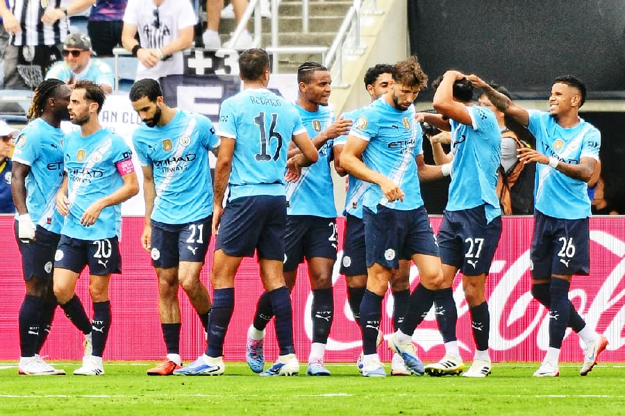 City atropela Juventus com falha de Ederson, gol contra bizarro e chutaço de Savinho