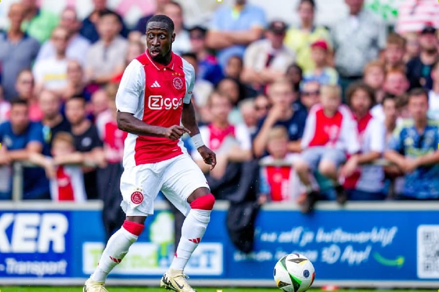Ajax demite sete jogadores por WhatsApp, diz jornal