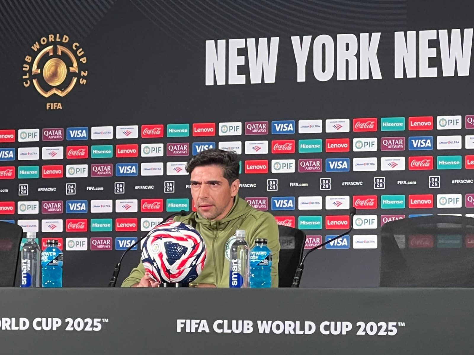 Abel se emociona com Mundial e lembranças de Portugal — mas reclama de gramado