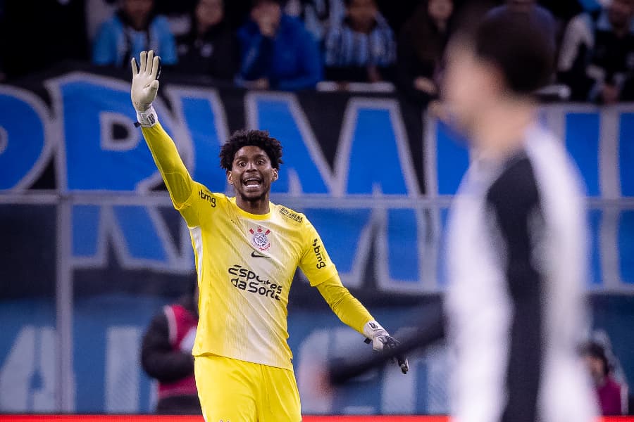 Grêmio e Corinthians empatam em duelo aberto e seguem colados