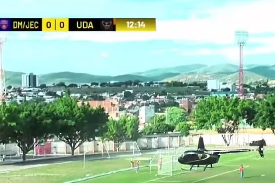 Helicóptero pousa em gramado durante jogo do Brasileirão feminino