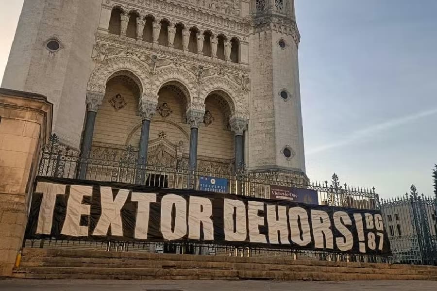 ‘Fora Textor’: torcida do Lyon protesta após rebaixamento