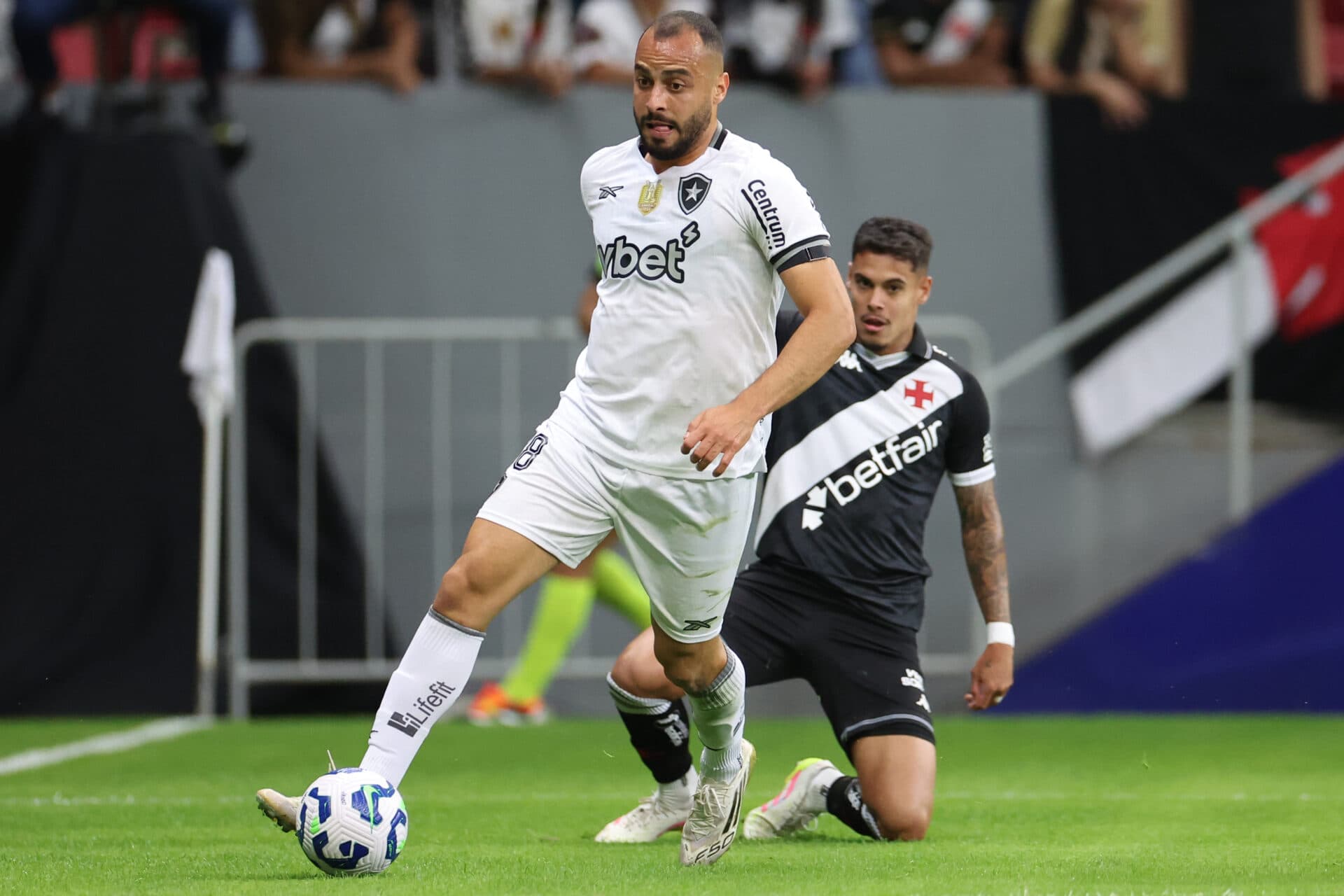 Botafogo vence clássico carioca contra o Vasco em Brasília e cola no G-4