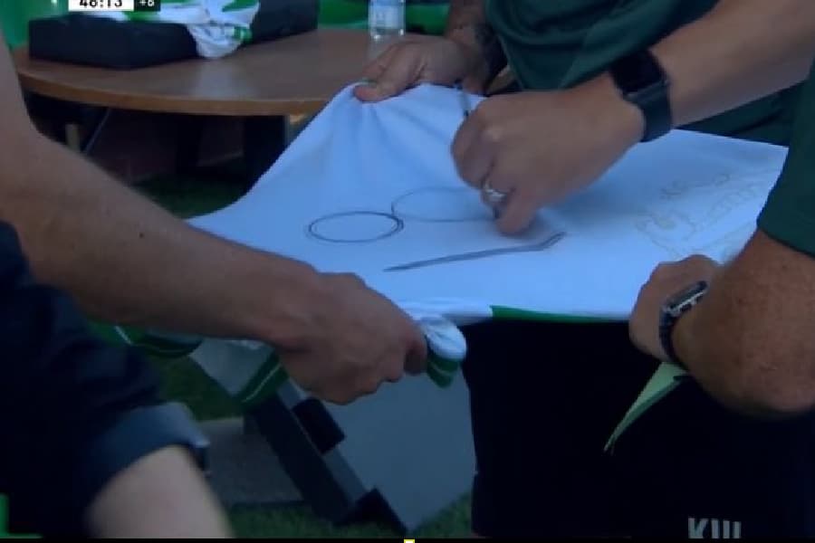 Champions: jogador entra em campo com número da camisa escrito à mão