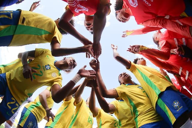 Os prós e contras de misturar meninas e meninos no futebol de base