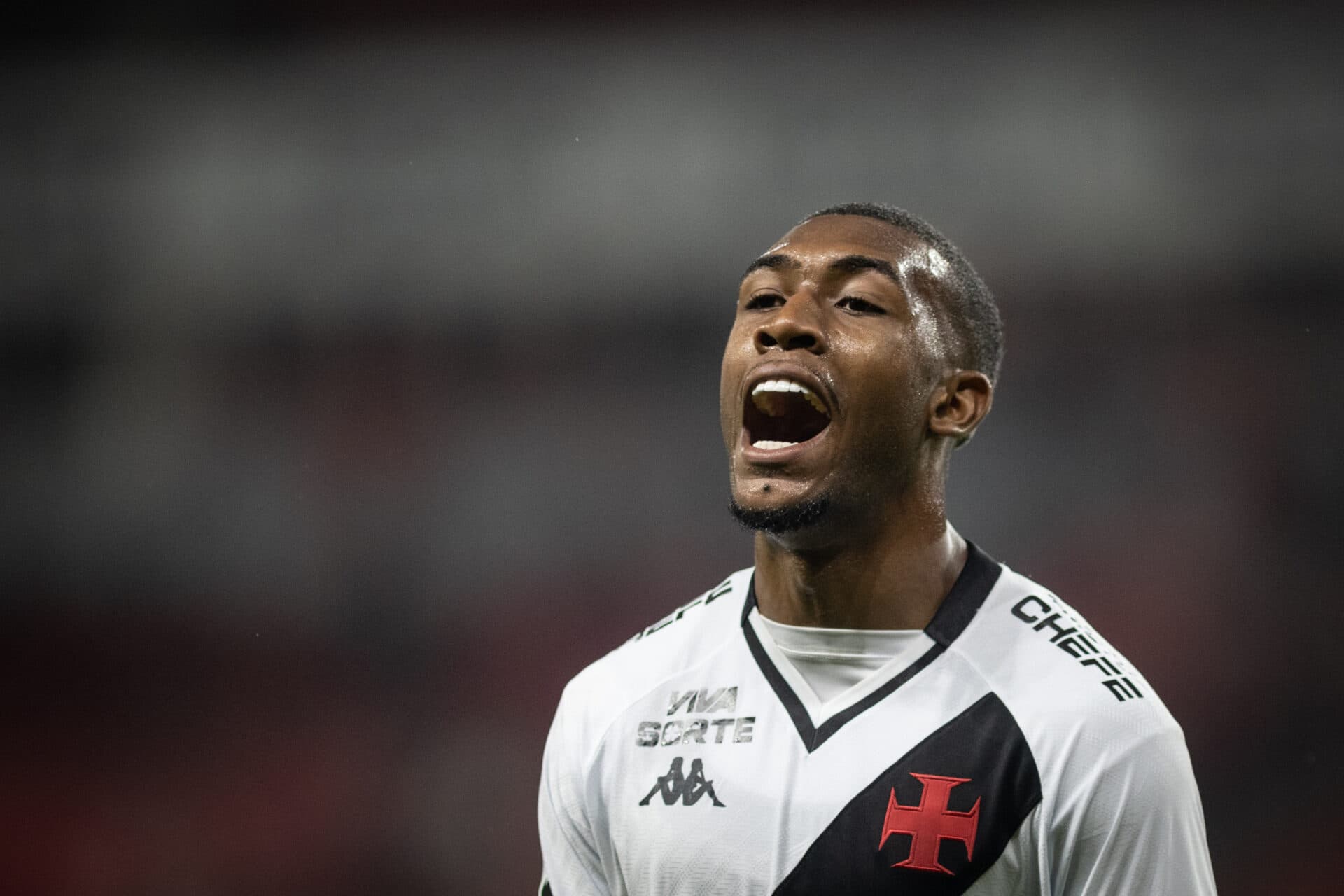 Vasco de Diniz supera expulsão contra Fortaleza e Rayan brilha