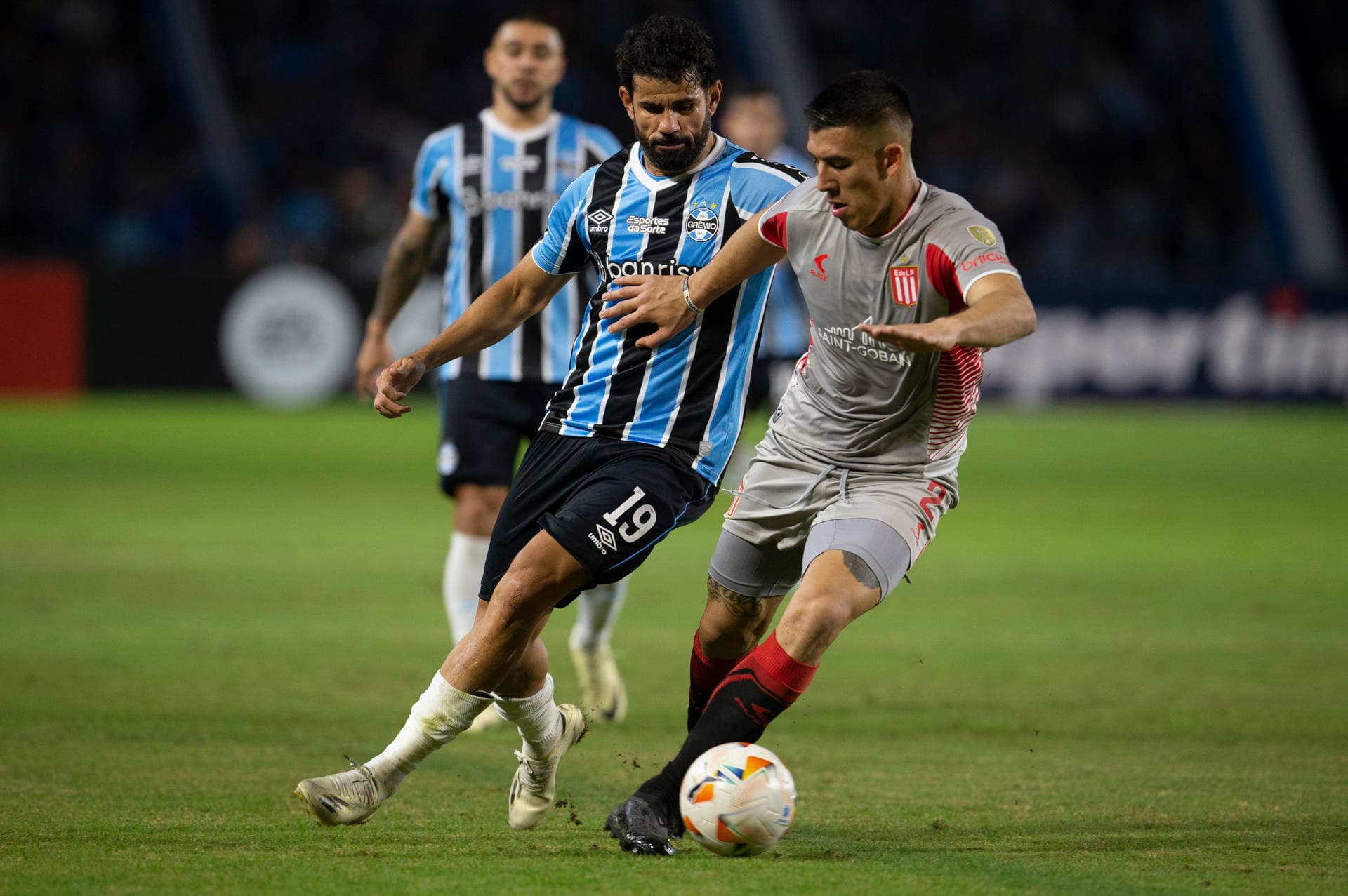 Quem é Zaid Romero, zagueiro argentino pretendido pelo Santos