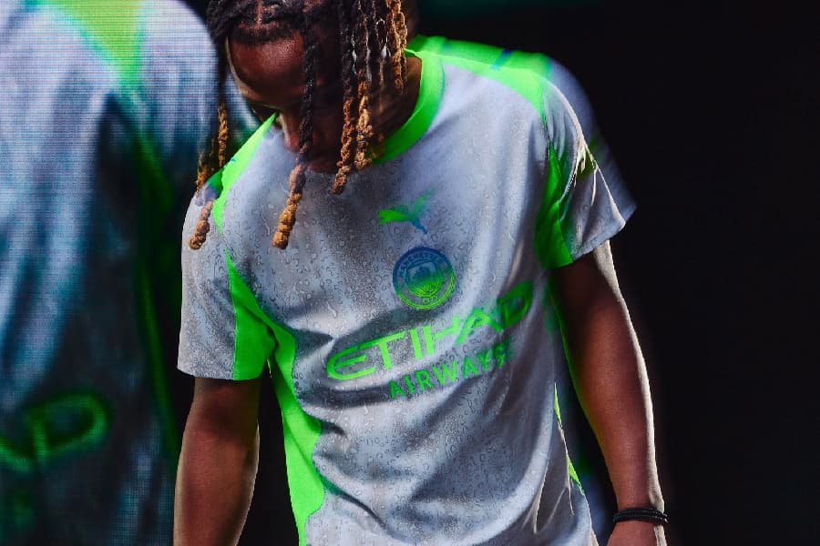 Camisa do City em referência às chuvas de Manchester vira piada