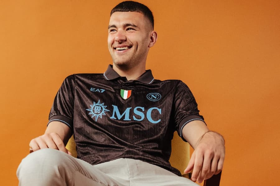 Napoli e café: campeão italiano lança camisa inusitada