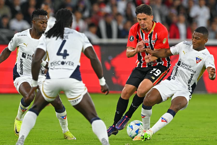 São Paulo comete erros cruciais, perde para LDU e se complica na Libertadores