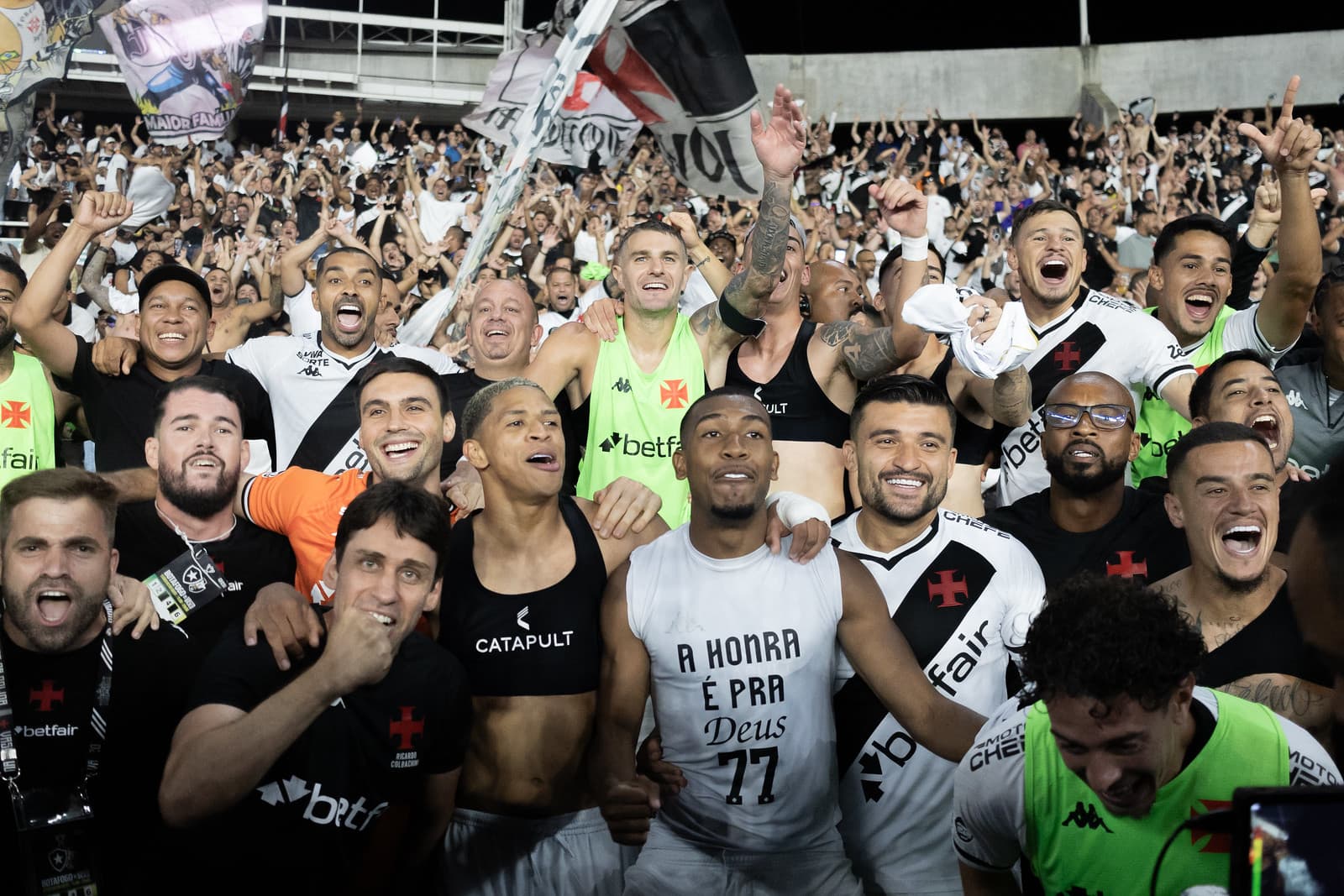 Léo Jardim brilha nos pênaltis e Vasco elimina Botafogo na Copa do Brasil