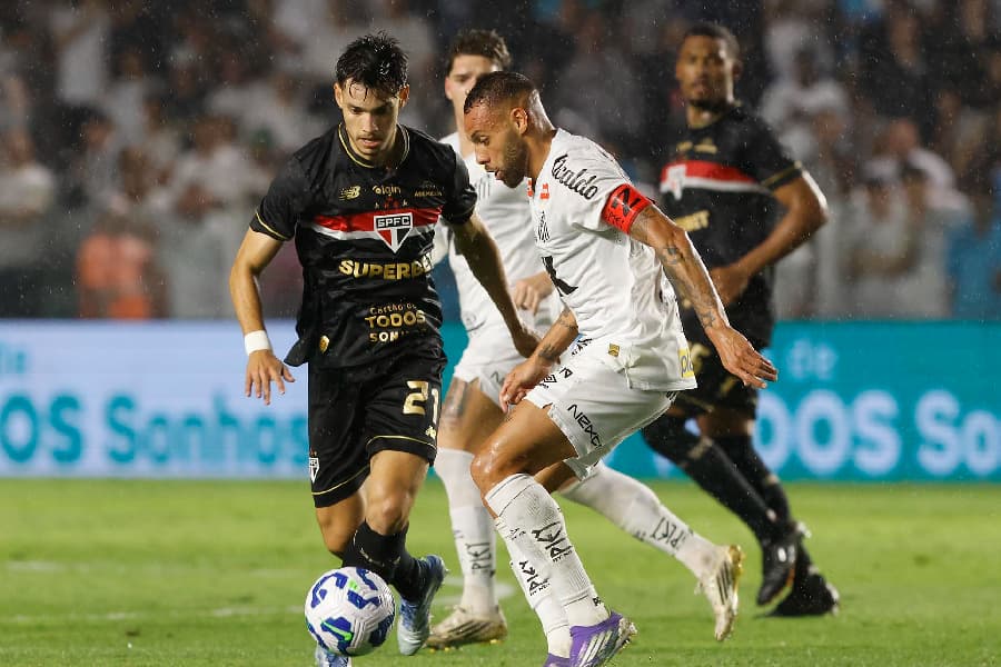 Com Neymar de camarote, Santos vence São Paulo e se afasta do Z4