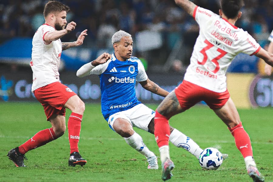 Cruzeiro vira sobre RB Bragantino e fica a um ponto da liderança