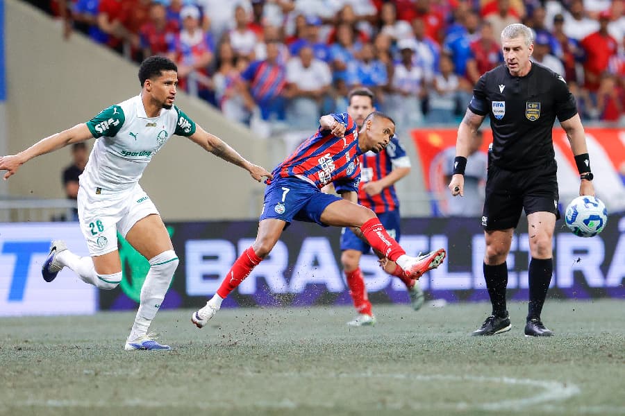 Ademir sai do banco, marca golaço e Bahia vence Palmeiras no Brasileirão